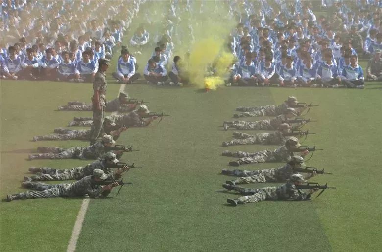 学生军训整齐划一的军姿,军训军姿