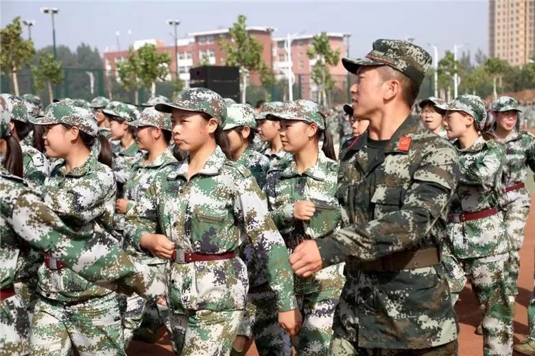 学生军训整齐划一的军姿,军训军姿