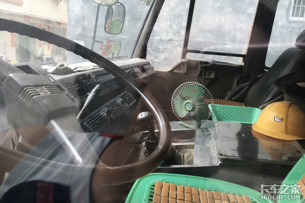 老司机装载机工地干活,工地干活的老车