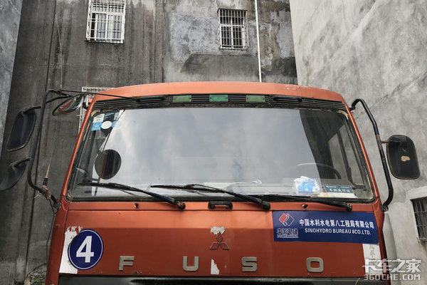 老司机装载机工地干活,工地干活的老车