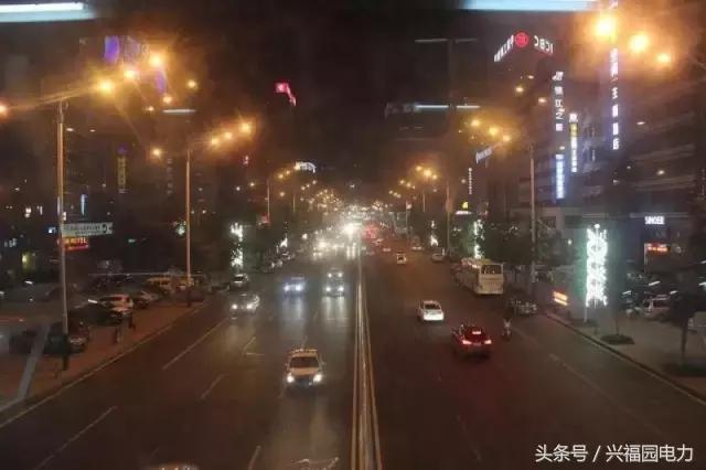 电网爬电线杆,爬电线杆