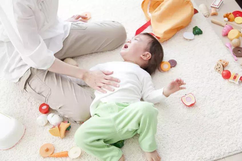 孩子哭的时候怎么哄,孩子一哭就妥协教你3招温和搞定