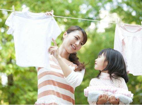 裤带处皮肤发黑是什么原因,裤上黄黄的还有异味是怎么回事