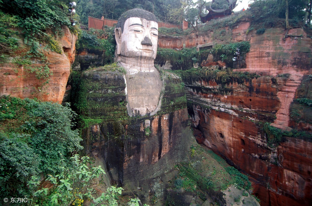 乐山大佛胸口出现严重裂缝，网友：佛祖，是谁把你气成这样？