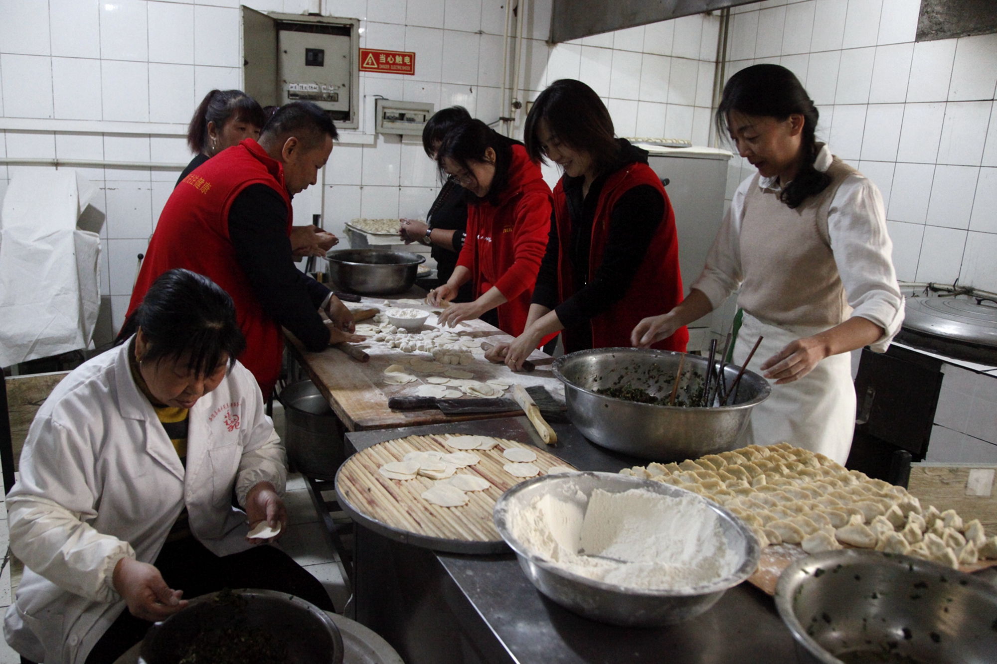 一份份爱心走进井陉福寿苑养老院，这个重阳老人不寂寞