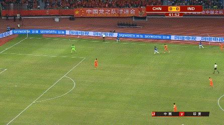 国足小将失误,国足秀球技摔倒