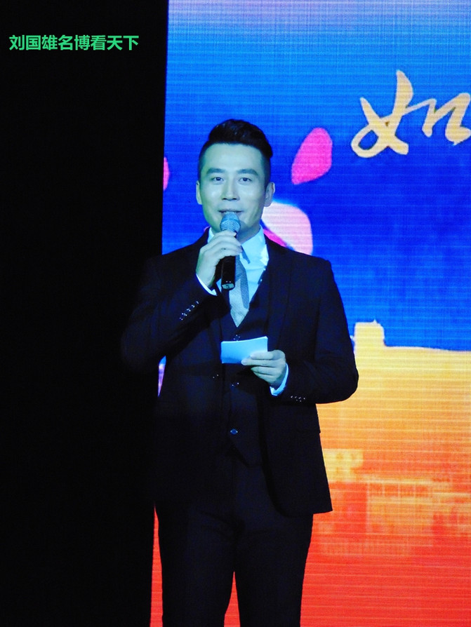 抱着个小孩，歌声还那么高亢，艺院老教授翁葵赢得满堂彩！