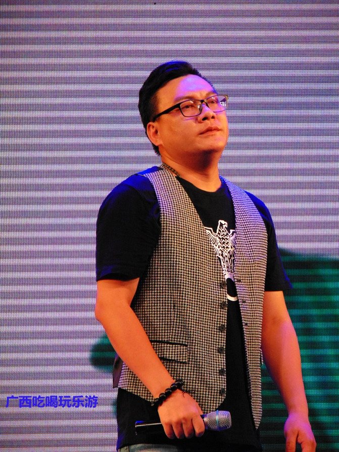 抱着个小孩，歌声还那么高亢，艺院老教授翁葵赢得满堂彩！