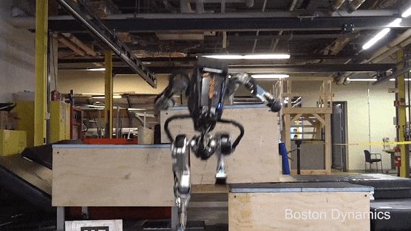 机器人跑酷太空步,机器人跑酷单脚跳上阶梯