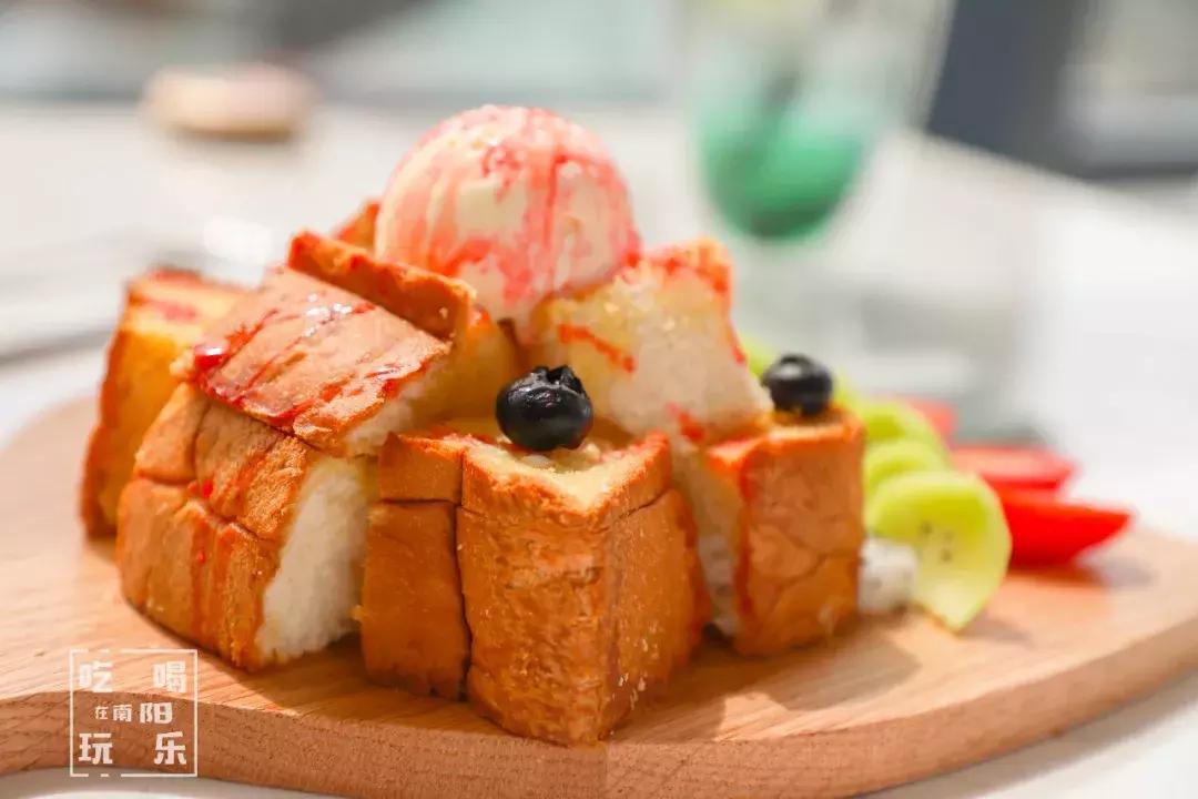 南阳shou家全透明撸猫咖啡馆！有手臂长的牛排！面包届的法拉利！