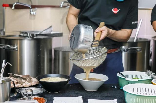 在日本排队吃拉面,天津排名前三的拉面