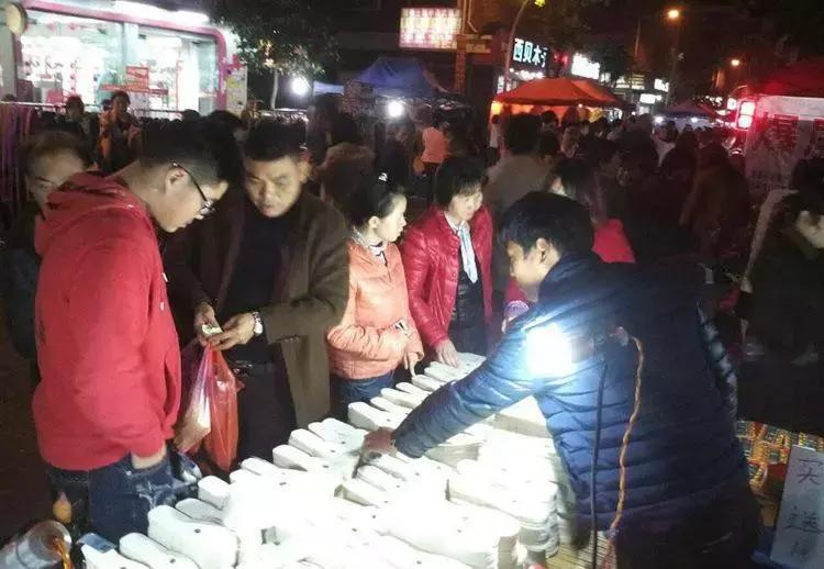 安顺图书路夜市：最后一次说爱你！也说，再见！