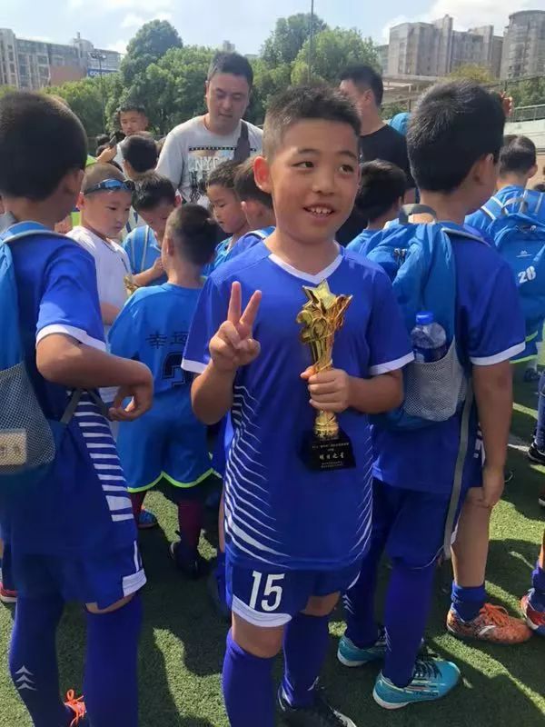 “喜悦杯闭幕幸运星U8虹口红旗小学、U9虹口广灵小学分别夺冠