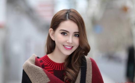 昆凌14岁处女秀视频曝光，原来她和鬼鬼一样，都是黑涩会MM一员