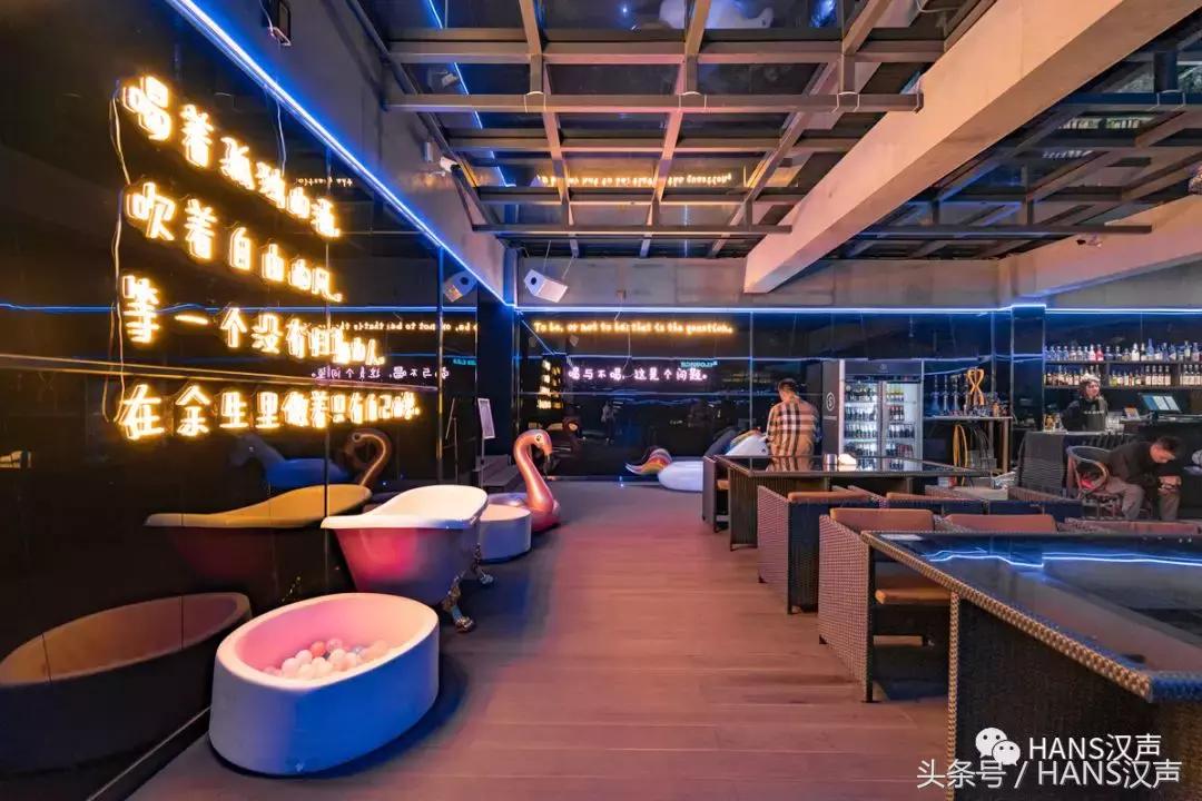 走，一起去武汉奇妙顶楼天台踢球蹦迪撸串