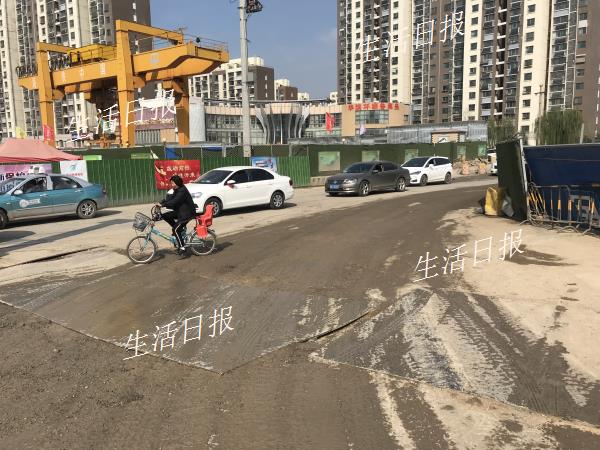 女子被渣土车碾压抢救后续,遭水泥罐车碾轧死亡女子弟弟发声