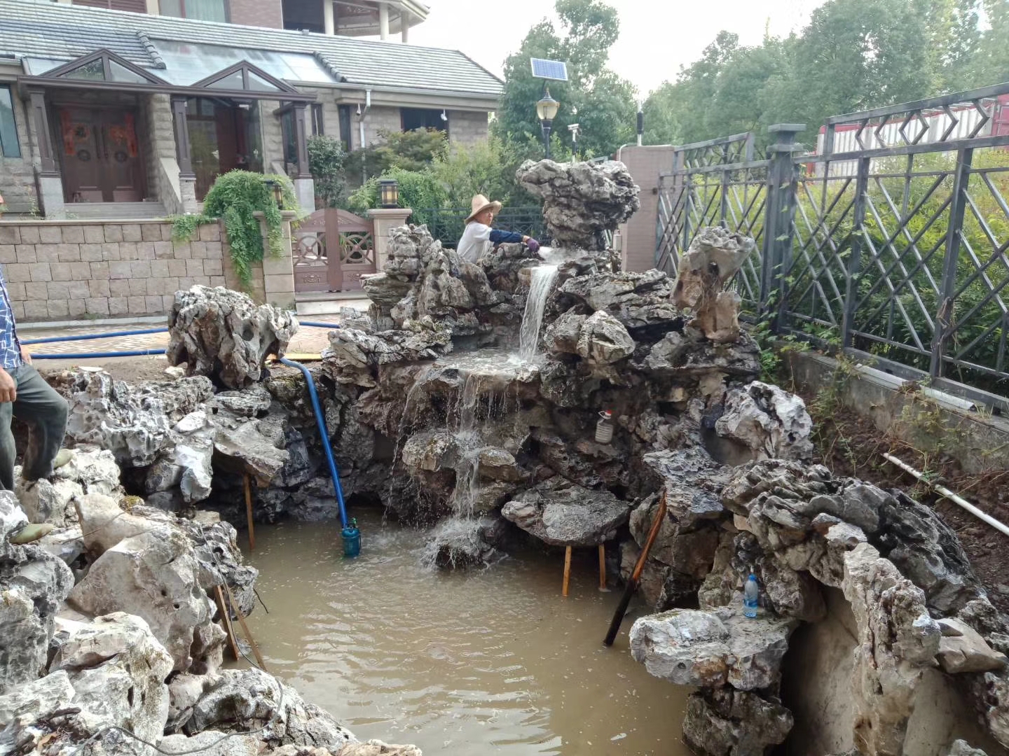 庭院假山鱼池施工步骤,假山鱼池制作教程全过程