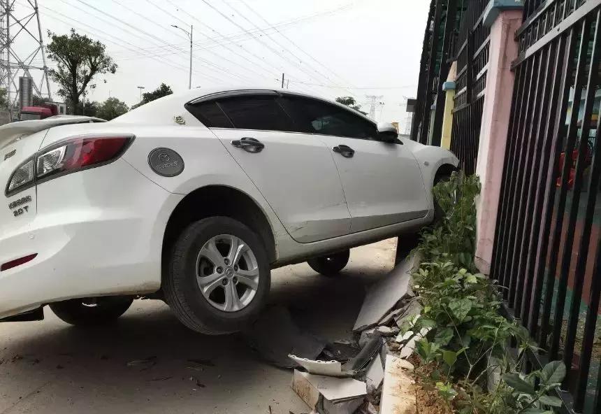 奉劝大家珍爱生命远离女司机,女司机真的不用当心了吗