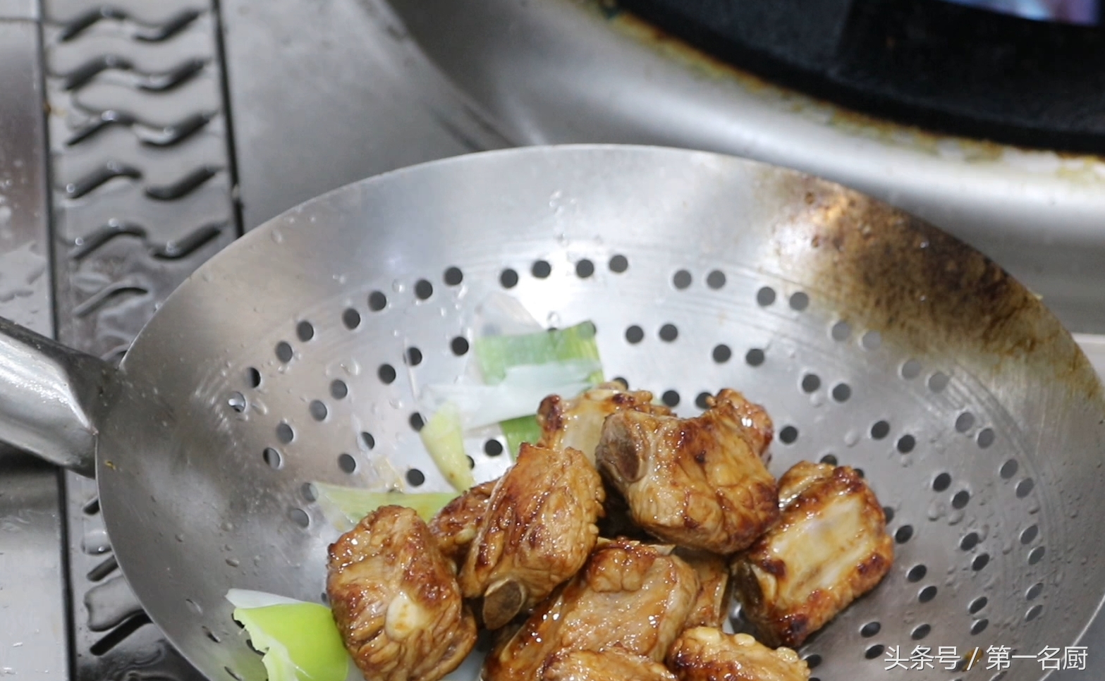 吕小厨咸香软糯红烧排骨,红烧排骨怎么做好吃又软烂