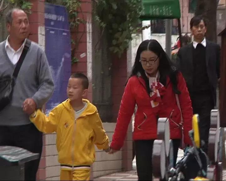 家长开法拉利接孩子被踢出家长群,家长开法拉利被踢出群后续