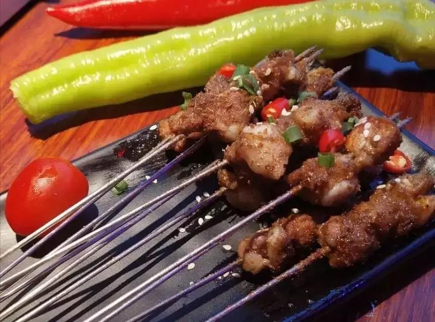 秋冬转凉吃啥?三个丑皮匠带你从上海吃到东南亚,这家烧烤不简单