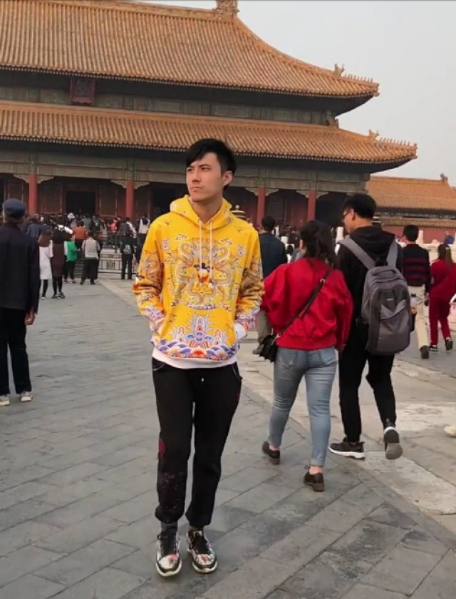 男子拍照路人,小伙拍照路人闯入镜头