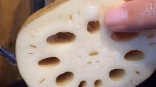 莲藕孔又脏又难清洗？酒店大厨教你1招，“脏东西”自己跑出来！