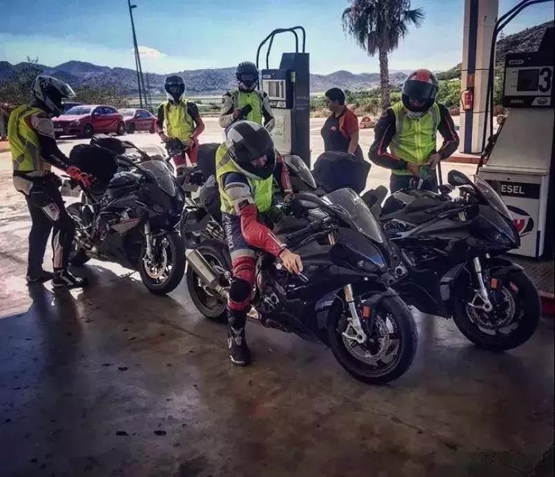 宝马s1000rr和本田cbr1000rr-r,宝马s1000rr外观实拍