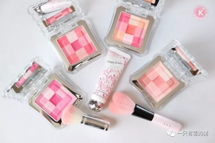 深扒摔跤炫富：原来富婆们20w包包里的东西也没什么了不起