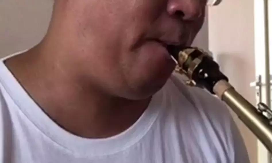 萨克斯演奏高低音口型区别,萨克斯演奏的含嘴方式