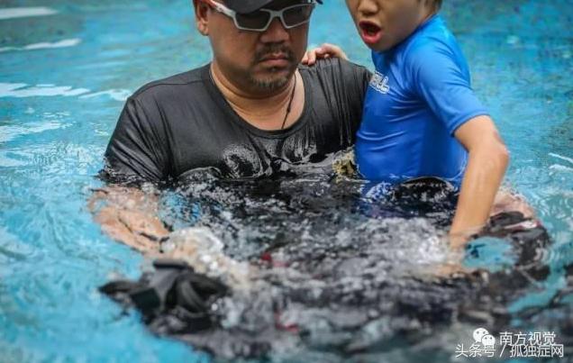 自闭症儿童康复训练爸爸,爸爸辅导自闭症哥哥