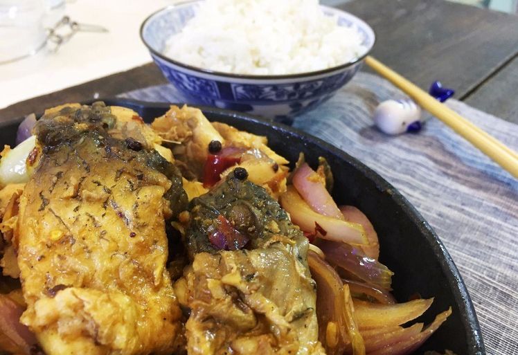 制作洋葱蒜香鱼块的方法,洋葱烧鱼块的家常做法