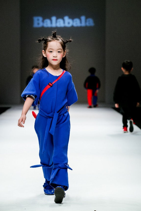 巴拉巴拉唐老鸭羽绒服深蓝,巴拉巴拉迪士尼唐老鸭联名款