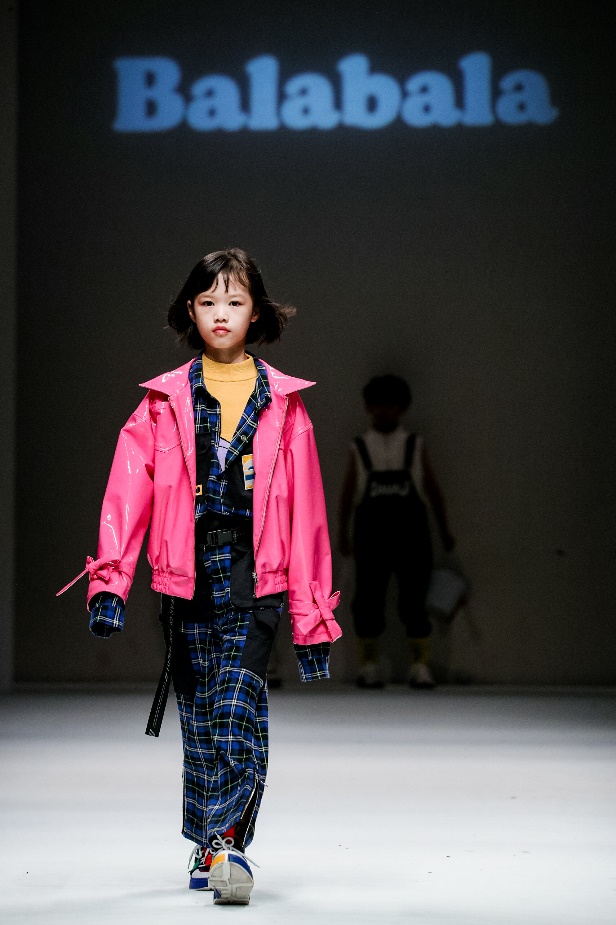 巴拉巴拉唐老鸭羽绒服深蓝,巴拉巴拉迪士尼唐老鸭联名款