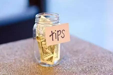 国外如何优雅而不尴尬给小费 (去国外怎么注意小费)