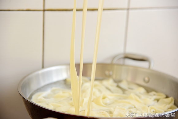 土鸡炖汤什么时候放盐要不要焯水,土鸡炖汤焯水的黄油要不要去掉