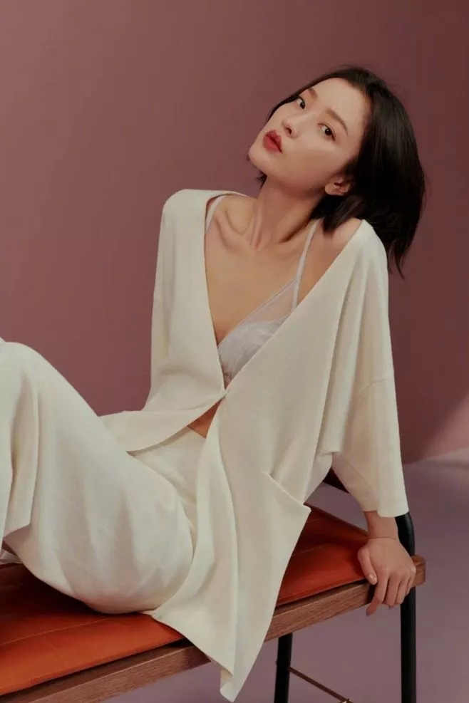 50岁女人脸大圆适合什么发型,脸大脖子短中年女士适合什么发型