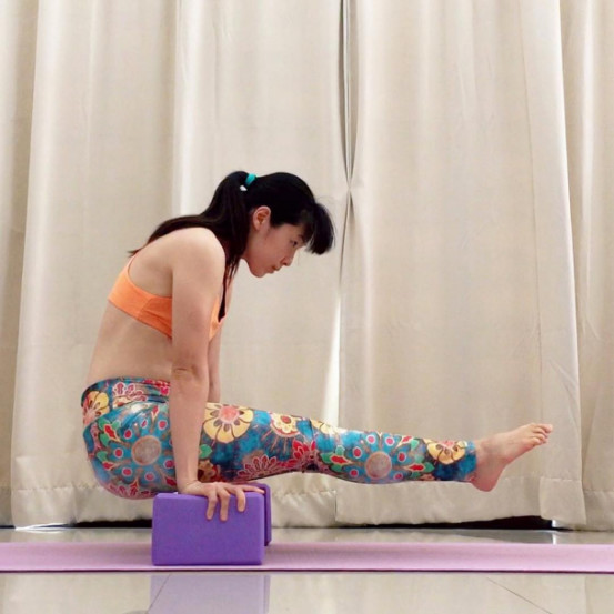 瑜伽站立式腰部训练的正确方法,瑜伽半脊柱扭转辅助手法