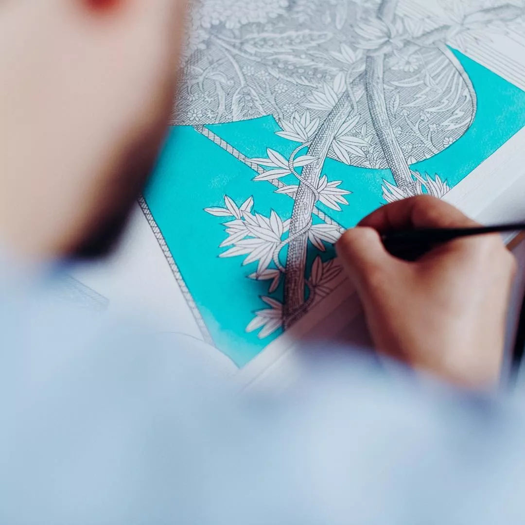 爱马仕丝巾为什么那么贵？原来2年才能制作1条！