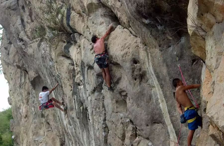 2013年安顺坝陵河大桥跳伞大赛,2021坝陵河大桥低空跳伞