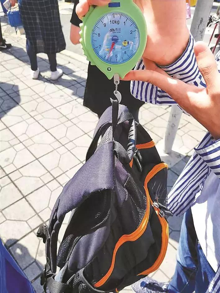 深圳小学生书包里有什么,小学生书包有多重10斤