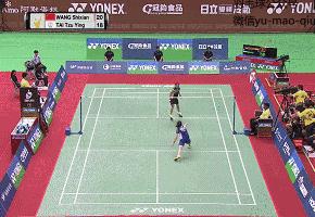 打羽毛球被动球打不到后场怎么办,羽毛球正手后场被动处理