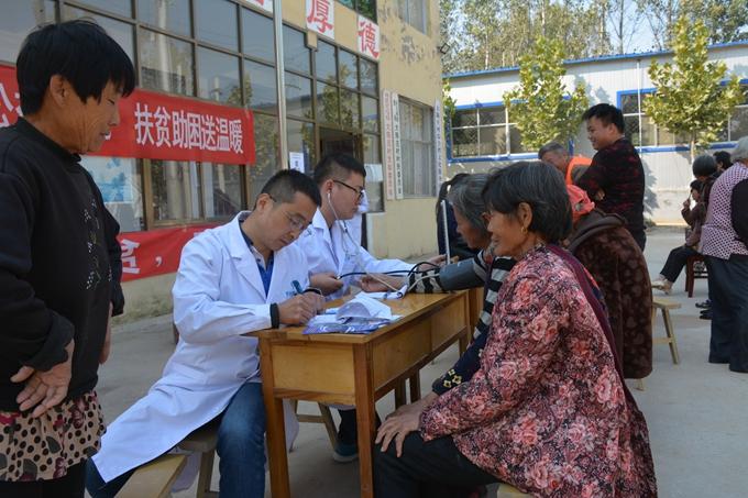 义工进社区服务暖心,义工下乡送温暖图片