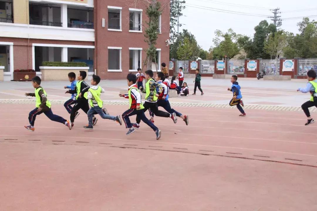 运动会接力赛淮滨小学,运动场上彩旗飘你追我赶逞英豪