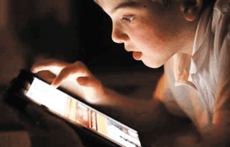 小孩总是驼背是不是缺钙,孩子驼背家长给孩子开肩