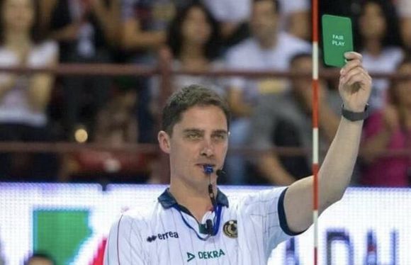 可怕，排球赛场新变革，“绿牌”出现了，绿牌和鹰眼携手限制演戏