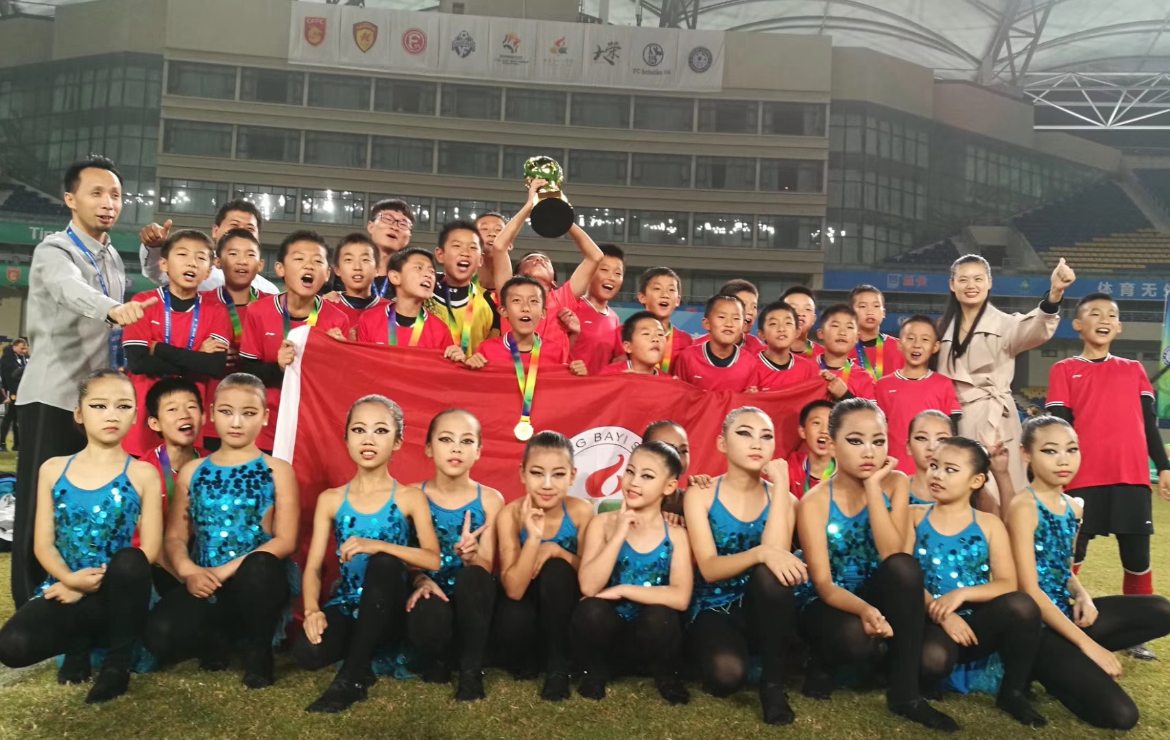 公益民心舞蹈学院演出团助力2018“昆山杯”国际青少年足球赛！