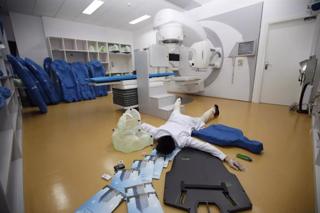 看了这么多炫富摔，这些护士才是最劲爆的~