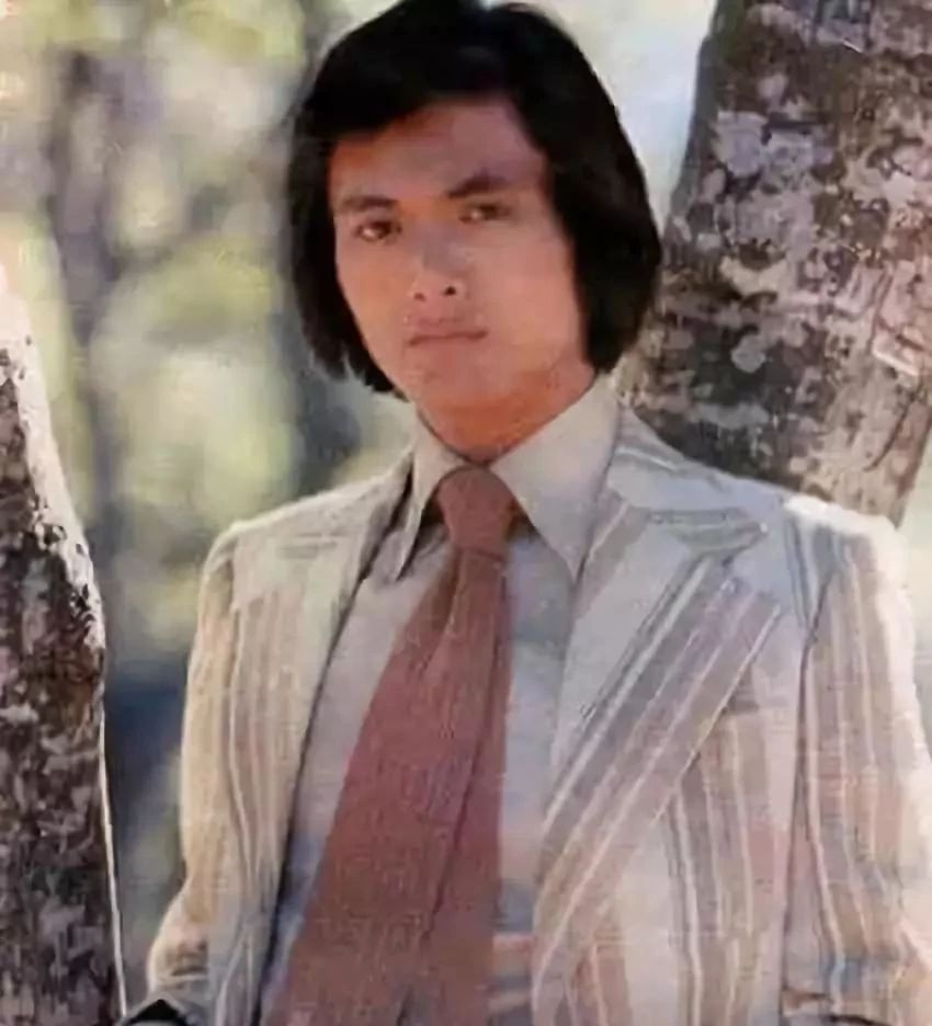 无双电影小马哥,小马哥周润发电影英雄本色动图