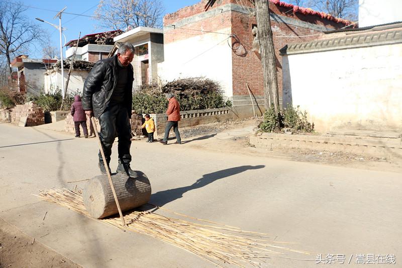 嵩县最后的席匠72岁蹬磙子编卖苇席
